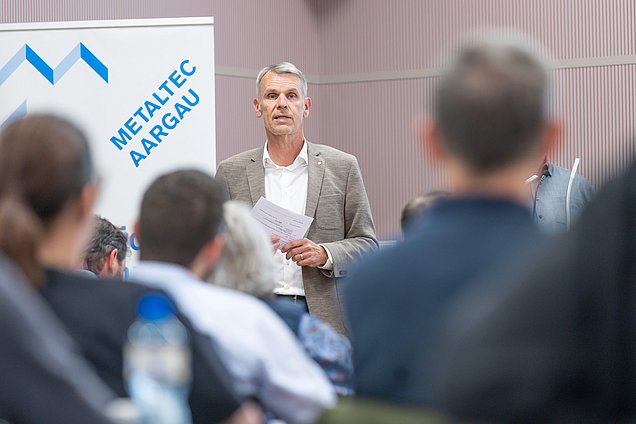 Peter Meier, Zentralpräsident informiert vor der Abstimmung Peter Meier, Zentralpräsident informiert vor der Abstimmung