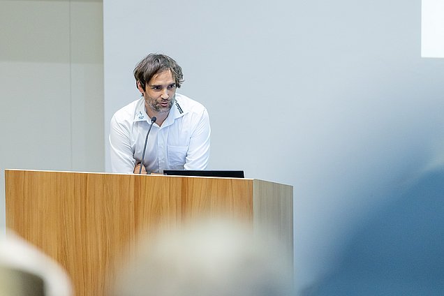 Joël Nietlisbach, Chefexperte der Metallbaukonstrukteure erklärt die Prüfung.