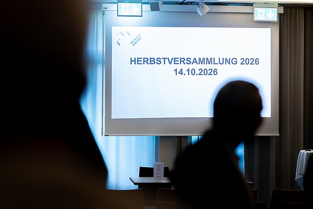 Bald beginnt die Versammlung