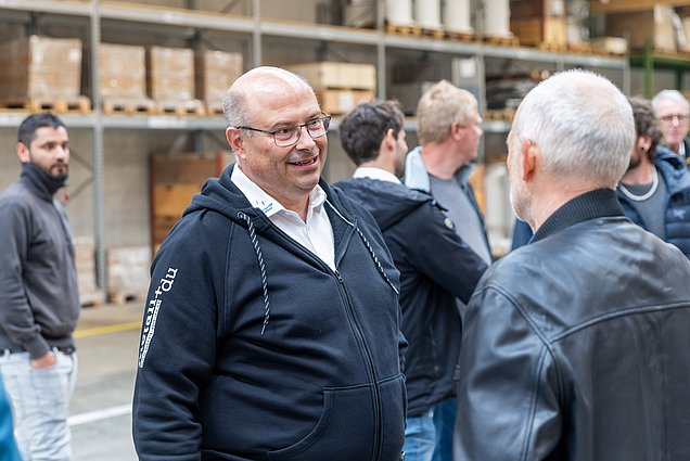 Rolf Hunziker Präsident ad interim im Gespräch mit einem Mitglied