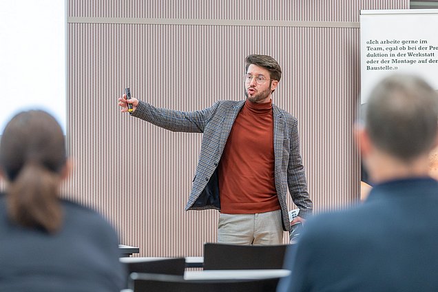 Sandro Rechsteiner stellt die Firma Würth Innovation vor Sandro Rechsteiner stellt die Firma Würth Innovation vor