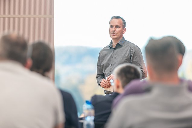Roger Müller begrüsst die Teilnehmer