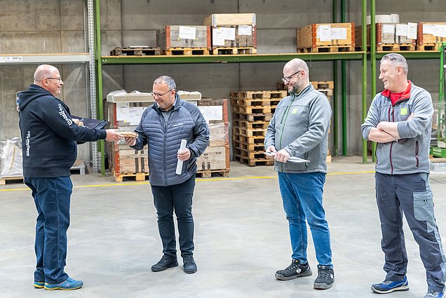 Rolf Hunziker bedankt bei Mario Schlatter und seinem Team für die Interessante Führung