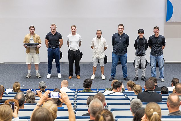 Die 7 neuen Metallbaukonstrukteure.