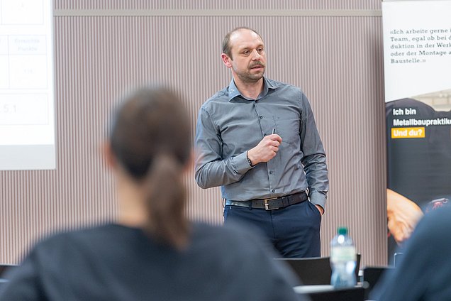 Martin Strzodka informiert über die Überarbeitung des Bildungsplans Martin Strzodka informiert über die Überarbeitung des Bildungsplans