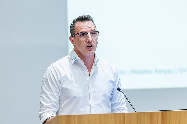 Matthias Stocker, Chefexperte, ehrt die neuen Metallbaupraktiker und Metallbauer