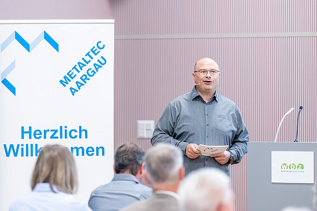 Interim Präsident Rolf Hunziker führt durch die Versammlung Interim Präsident Rolf Hunziker führt durch die Versammlung