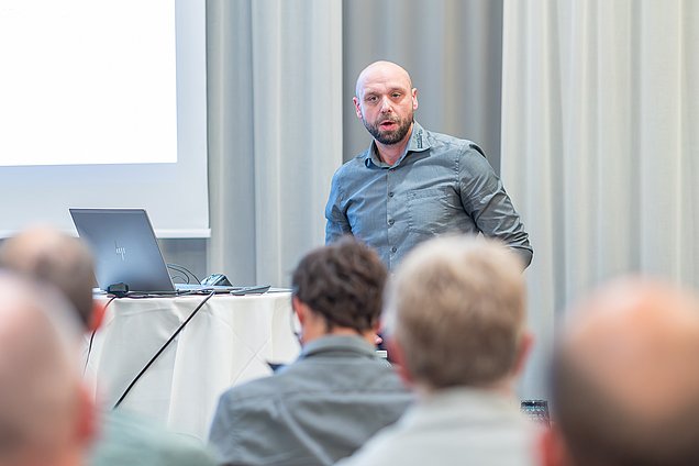 Martin Strzodka informiert über die ÜKs des neuen Bildungsplans